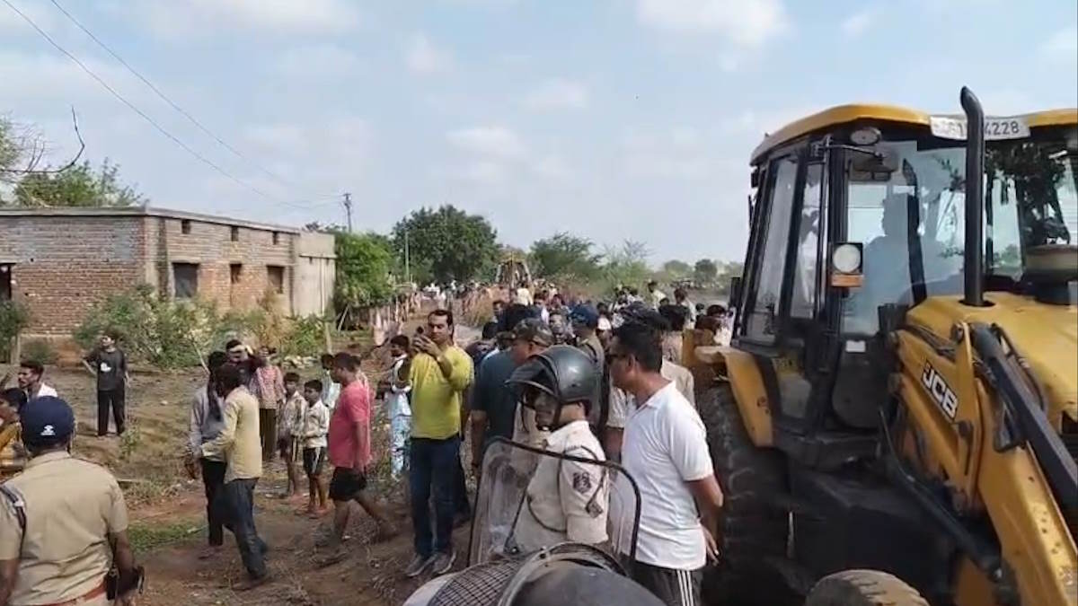 BREAKING: राजधानी से सटे नकटी में ग्रामीणों के विरोध के बीच शुरू हुई प्रशासन की बेदखली कार्रवाई, भारी संख्या में पुलिस बल तैनात…