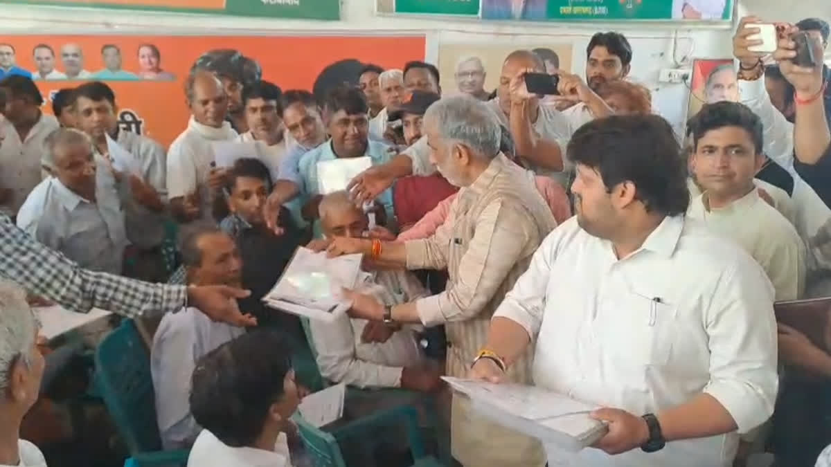 फरीदाबाद: 49 साल के लंबे इंतजार के बाद 148 BPL परिवारों का सपना हुआ साकार, मिली 100-100 गज प्लॉट की रजिस्ट्री