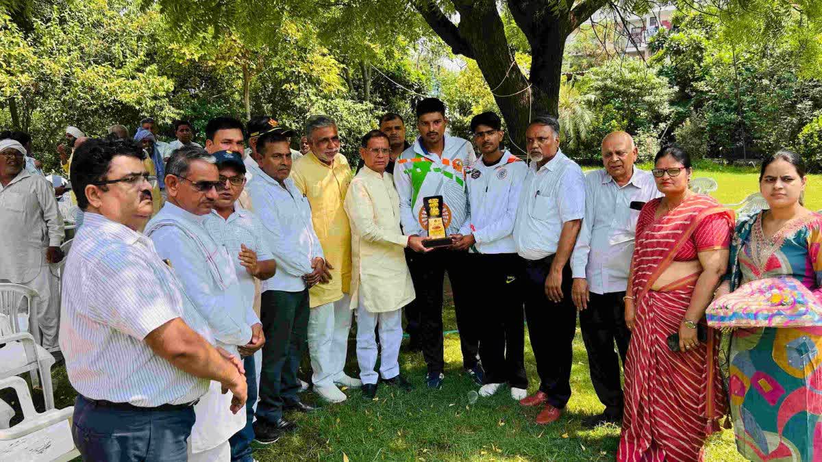 फरीदाबाद में राष्ट्रीय खेल विजेताओं का सम्मान, मंत्री राजेश नागर ने खुले दरबार में दिया आशीर्वाद