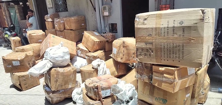 फरीदाबाद में फर्जी आयुर्वेदिक दवा फैक्ट्री का भंडाफोड़, 60 लाख की दवाइयां जब्त; संचालक फरार