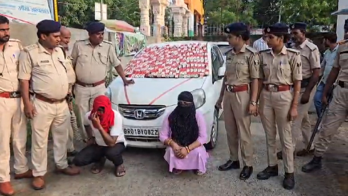 मोतिहारी में महिला समेत 3 तस्कर गिरफ्तार, लग्जरी कार से शराब की खेप बरामद, भाड़े पर रखा था फर्जी पति