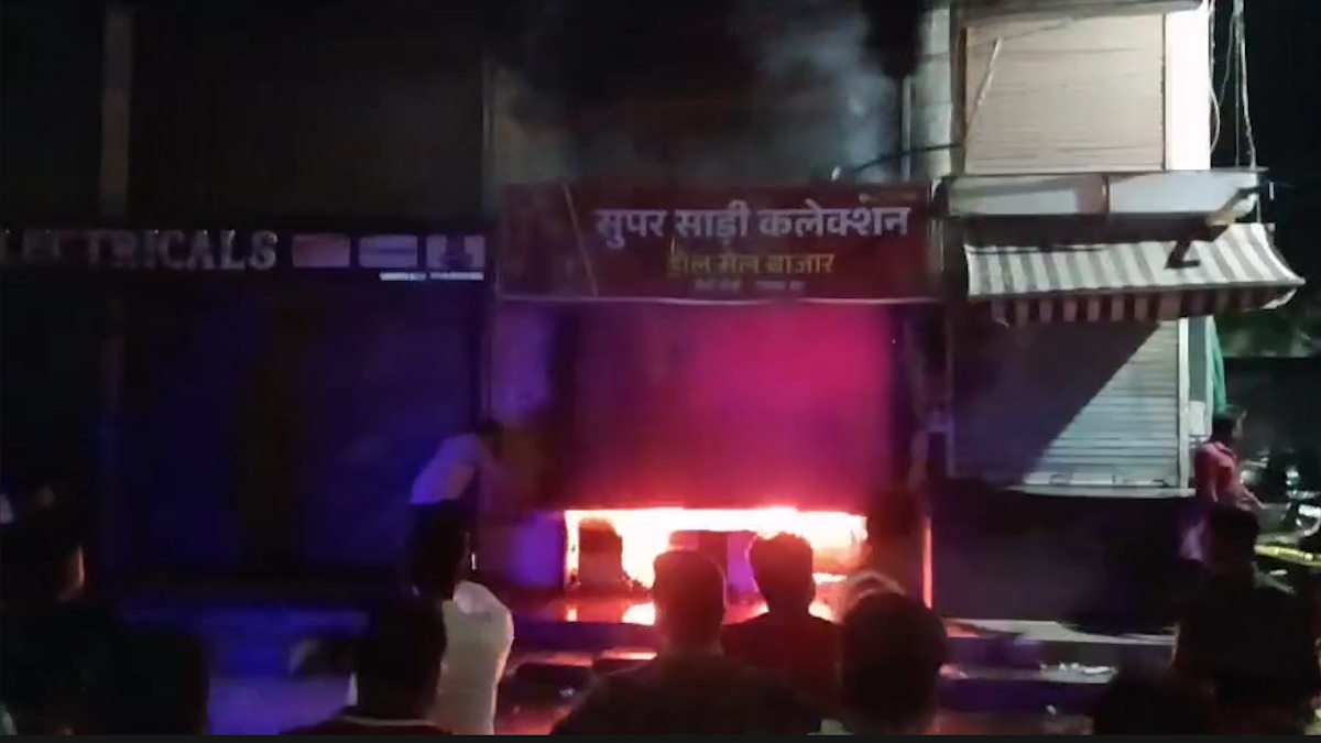 मुख्य बाजार स्थित कपड़ा दुकान में लगी भीषण आग, देखते-देखते तीन मंजिला इमारत हुई जलकर खाक