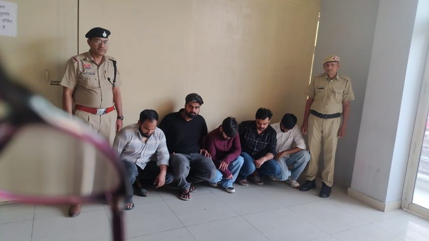 सोसाइटी में पार्किंग को लेकर बवाल! गाड़ी हटाने की बात पर मारपीट, 5 युवकों पर पुलिस की निवारक कार्रवाई