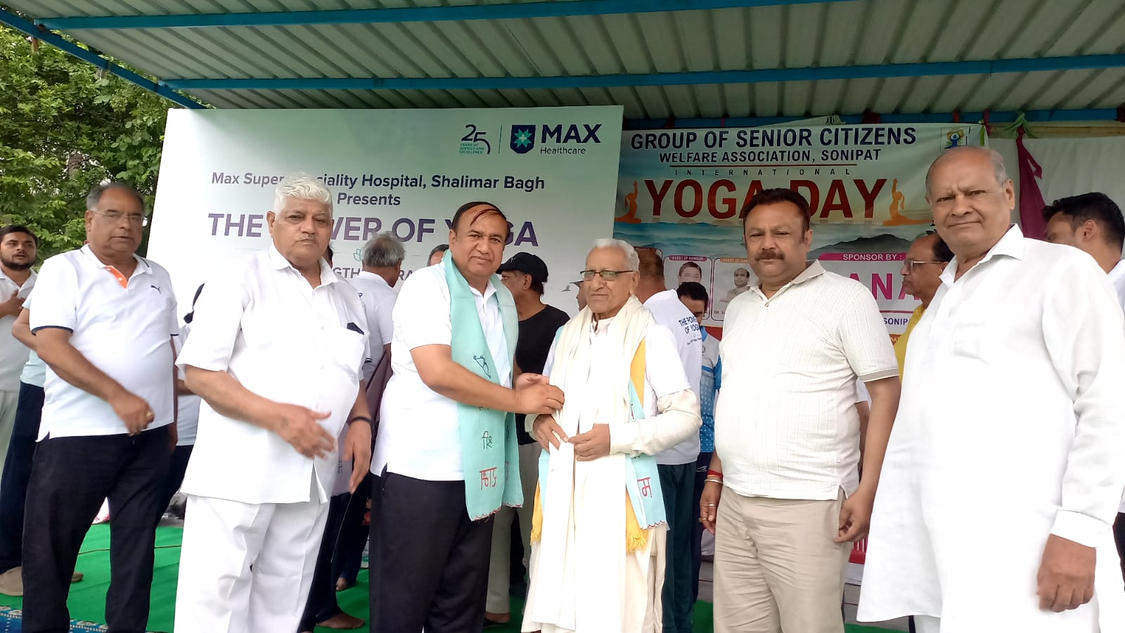 सोनीपत में पूर्व विधायक सुरेंद्र पंवार ने वरिष्ठ नागरिकों के साथ किया योगाभ्यास, दिया स्वस्थ रहने का संदेश