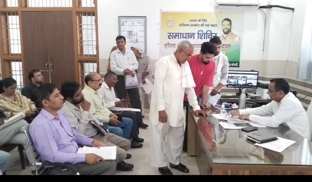 समाधान शिविर बना जनता की समस्याओं का त्वरित समाधान केंद्र, एसडीएम उदय सिंह ने सुनीं शिकायतें