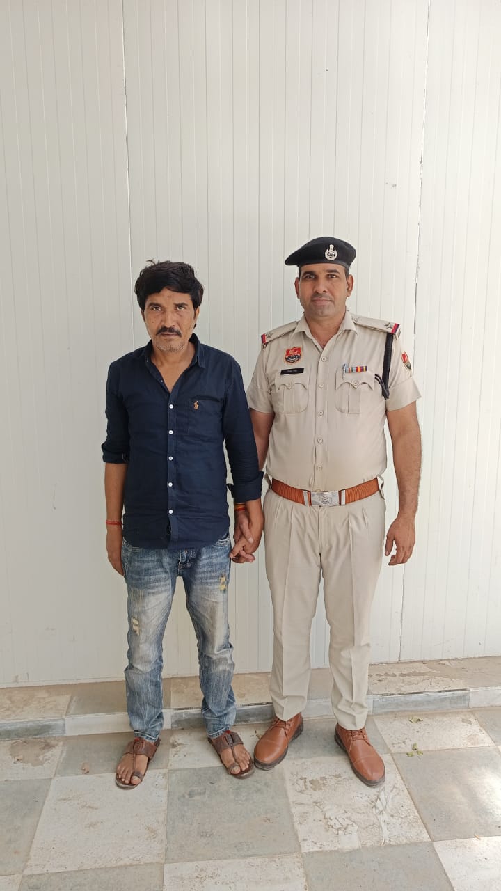 गुरुग्राम में नशे के सौदागरों पर पुलिस की कार्रवाई, 124 ग्राम चरस के साथ शातिर तस्कर गिरफ्तार