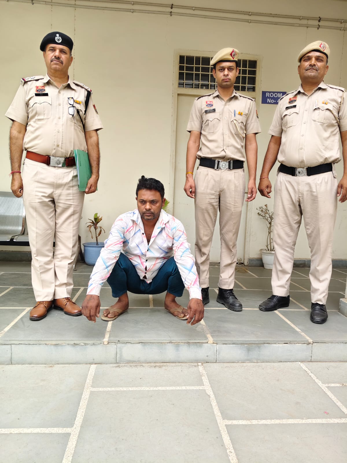 फोन पर बात करते देख उठा शक, पति ने चुन्नी से घोंट दिया पत्नी का गला; मानेसर से दबोचा गया आरोपी