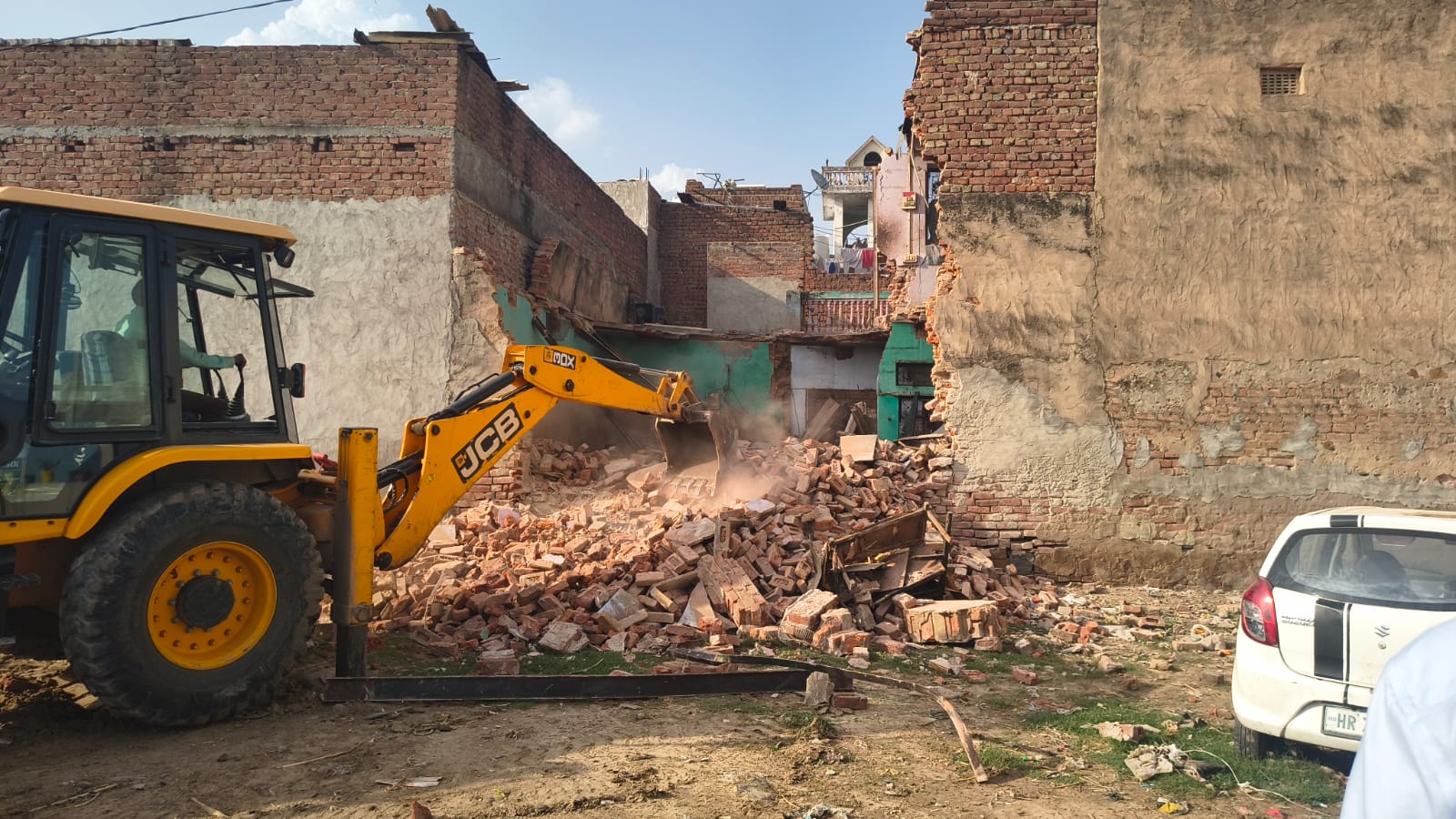 बिग बास्केट- डी मार्ट की फर्जी सेल का खेल! दिल्ली में चल रहे साइबर ठगी के कॉल सेंटर पर गुरुग्राम पुलिस का छापा, 5 गिरफ्तार