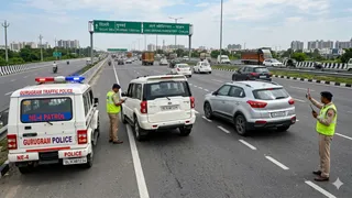 गुरुग्राम में लेन ड्राइविंग नियम तोड़ने वालों पर सख्ती, बार-बार उल्लंघन करने पर लाइसेंस होगा सस्पेंड