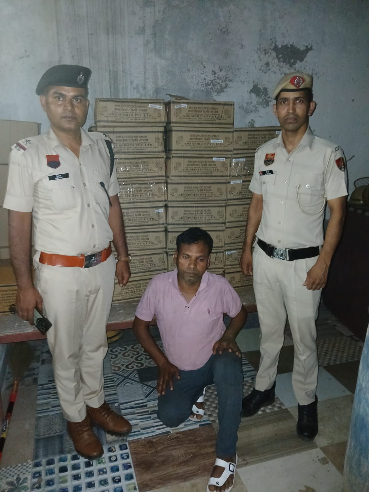 परचून की दुकान की आड़ में चल रहा था शराब का काला धंधा, 49 पेटी अवैध शराब के साथ तस्कर गिरफ्तार