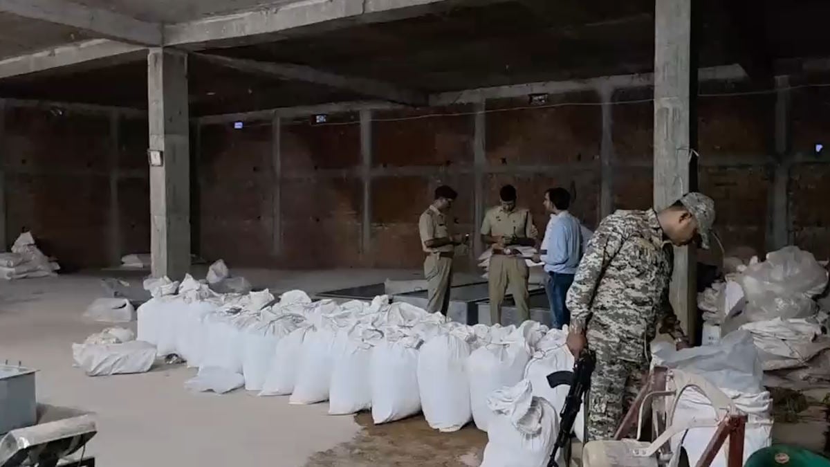 डिटर्जेंट पाउडर बनाने के लिए गोदाम किराए पर लेकर बना रहा था गुटखा, किराएदार की तलाश में जुटी पुलिस
