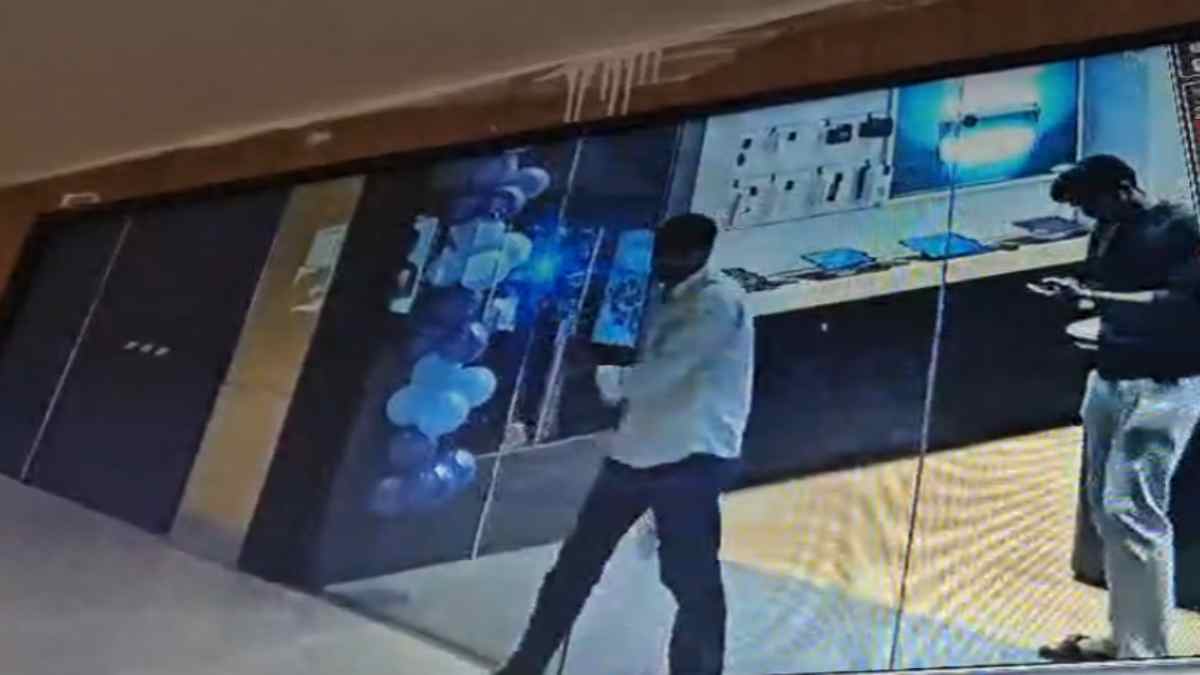 चोरी के क्रेडिट कार्ड से बदमाशों ने खरीदा 3 लाख का मोबाइल, कुछ दिन बाद होल्ड हुई पेमेंट, मुसीबत में फंसा दुकानदार