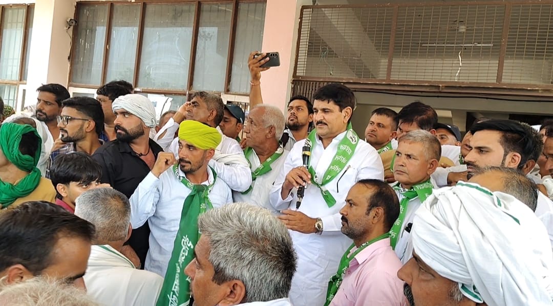 बढ़ती महंगाई के खिलाफ इनेलो का हल्ला बोल, पेट्रोल-डीजल और गैस की कीमतों को लेकर किया प्रदर्शन