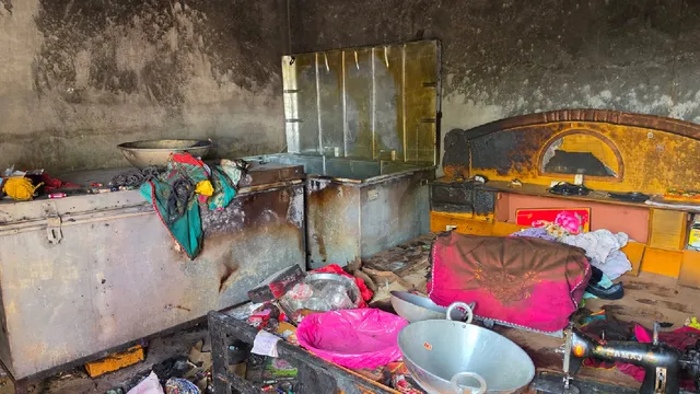 बेटी की शादी की खुशियां मातम में बदलीं: गैस सिलेंडर लीकेज से घर में लगी भीषण आग, दहेज का सामान और नकदी राख