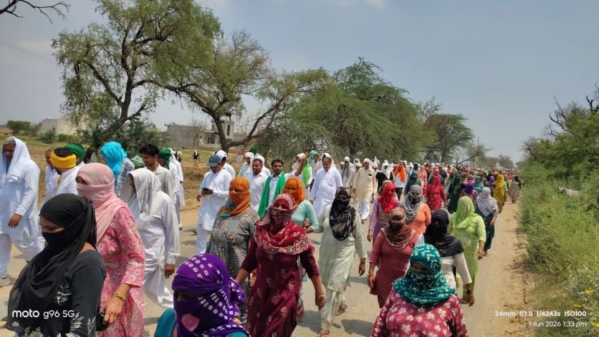 हांसी में पानी के लिए महासंग्राम, ग्रामीणों ने उखाड़ी पाइपलाइन, चक्का जाम