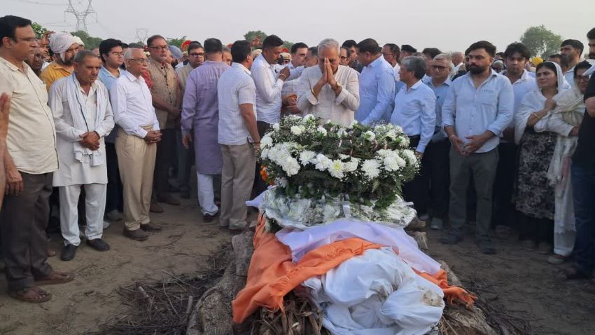 पंचतत्व में विलीन हुए न्यायमूर्ति महावीर सिंह सिंधु, मसूदपुर गांव में राजकीय सम्मान के साथ दी गई विदाई
