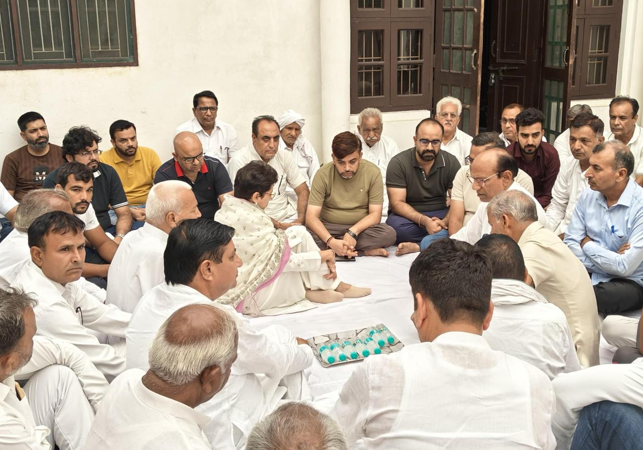 हिसार में शोकाकुल परिवारों से मिलीं कुमारी सैलजा,शोक संतप्त परिवारों को दी सांत्वना