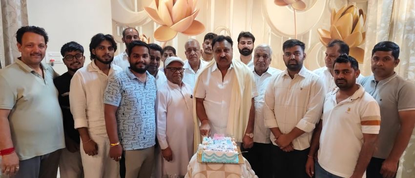 हिसार में व्यापार मंडल के अध्यक्ष बजरंग गर्ग का जन्मदिन धूमधाम से मनाया गया, काटा केक