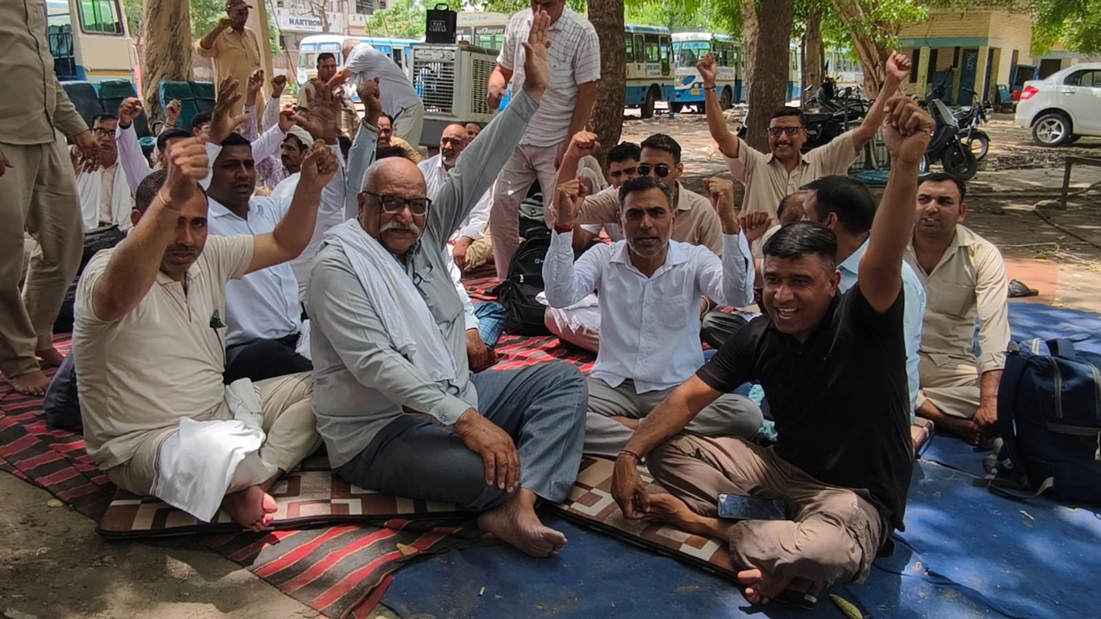 हिसार में रोडवेज कर्मचारियों का चक्का जाम टला, 15 दिन में मांगें पूरी करने का आश्वासन