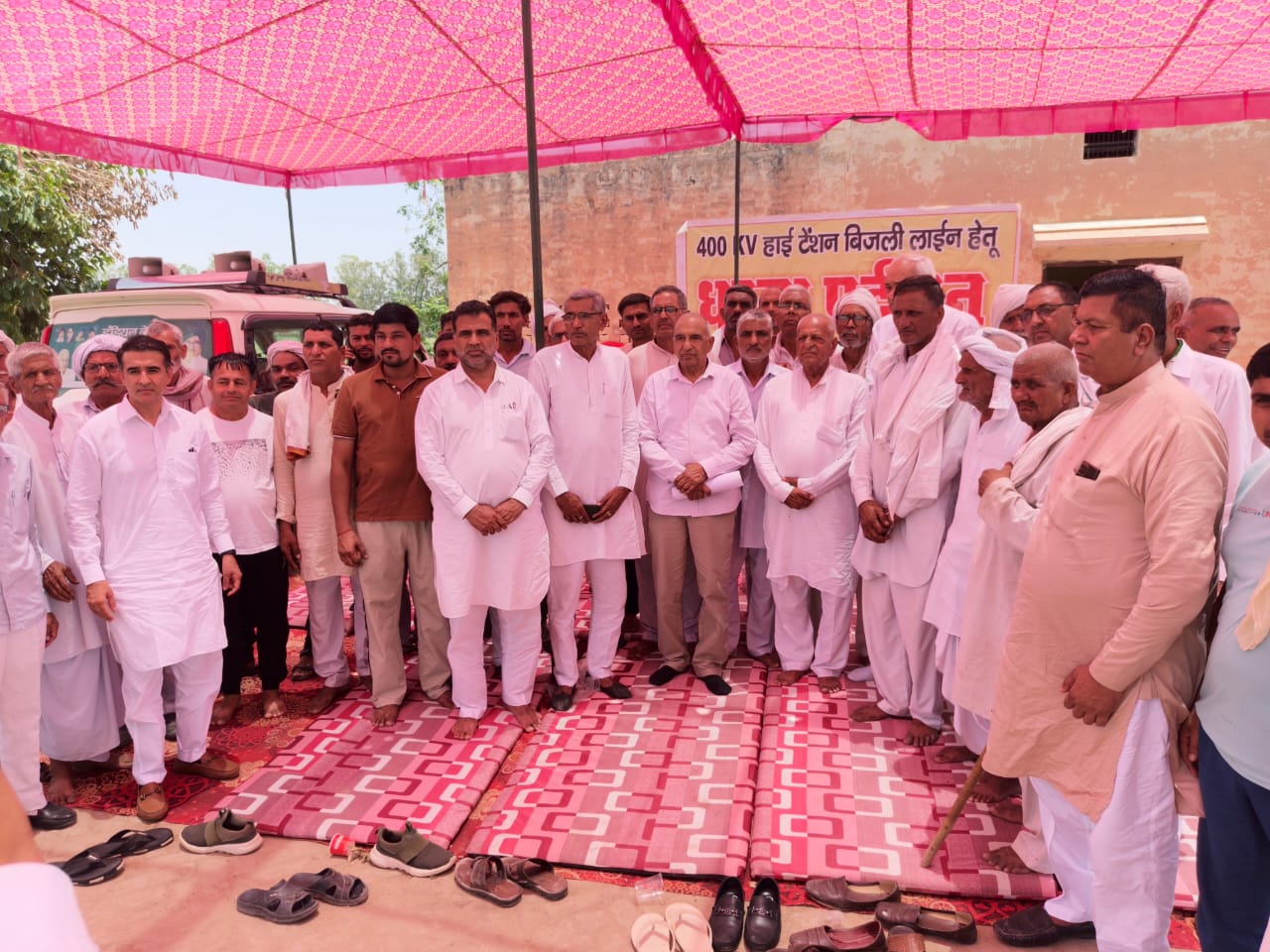आंधी में गिरे 9 हाईटेंशन पोल, किसानों की जमीन पर संकट! मुआवजे को लेकर सरकार और किसानों में ठनी