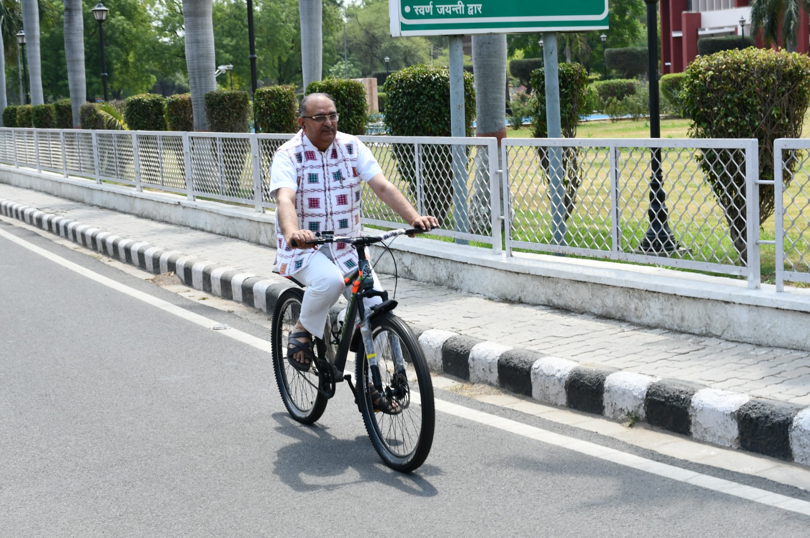 विश्व साइकिल दिवस पर साइकिल से दफ्तर पहुंचे कुलपति बलदेव राज कम्बोज , बोले- स्वस्थ जीवन और ईंधन बचत के लिए अपनाएं साइकिल