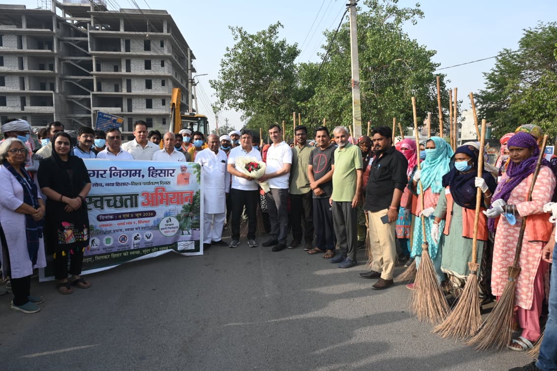 स्वच्छ हिसार का सपना लिए मेयर प्रवीण पोपली ने हाथ में थामा झाड़ू, खुद उतरकर शुरू किया महास्वच्छता अभियान