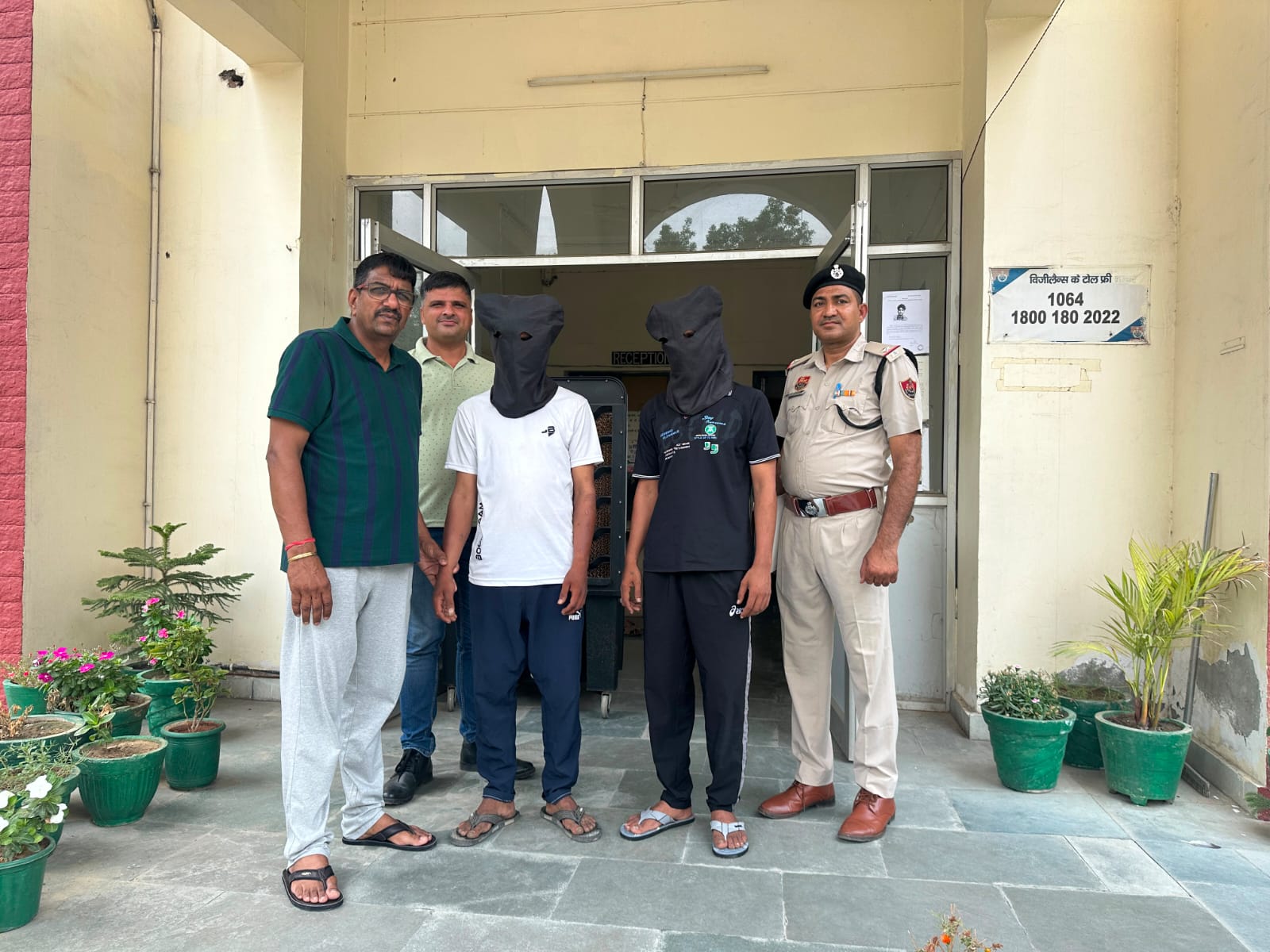 हिसार में महिला से मोबाइल छीनने वाले दो शातिर गिरफ्तार, चोरी की बाइक और फोन बरामद