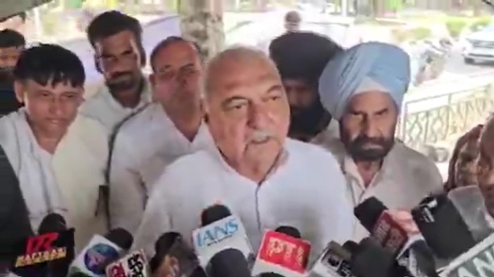 HPSC के खिलाफ अनशन पर बैठे अभ्यर्थियों से मिले भूपेंद्र सिंह हुड्डा, बोले- युवाओं को न्याय दिलाने की लड़ाई सड़क से सदन तक लड़ेगी कांग्रेस