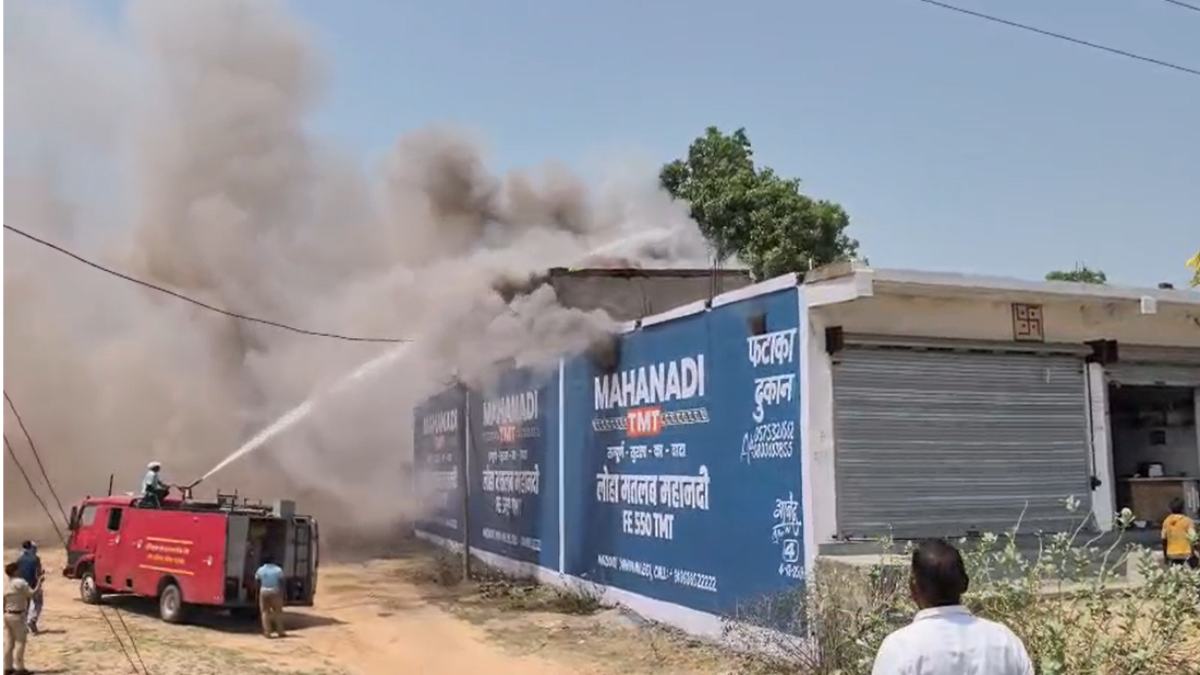 CG News : पटाखा गोदाम में लगी भीषण आग, धमाकों से दहला इलाका, देखें VIDEO…