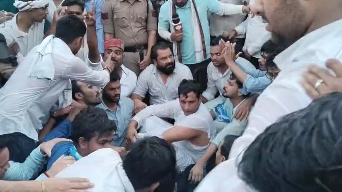 NEET पेपर लीक मामले में NSUI का प्रदर्शन : कार्यकर्ताओं पर पुलिस ने किया लाठीचार्ज, विधायक देवेंद्र यादव का कुर्ता फटा, देखें VIDEO…