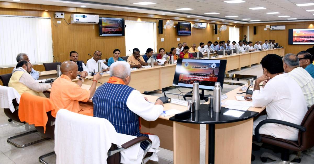 जनप्रतिनिधियों के प्रस्तावों और सुझावों को प्राथमिकता से लें… समीक्षा बैठक में योगी का निर्देश, अधिकारियों से कही ये बात