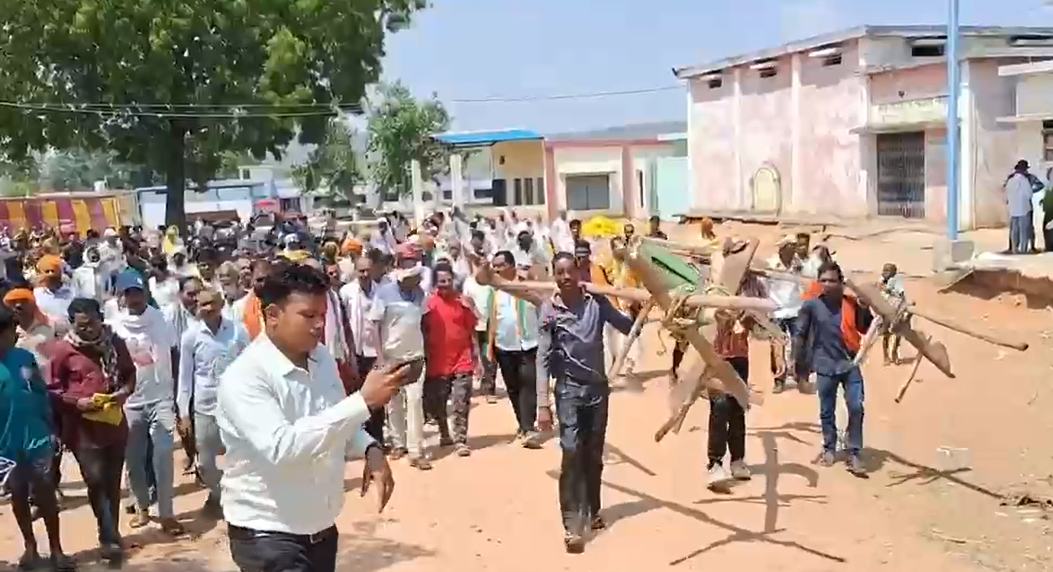खाद संकट पर किसानों का फूटा गुस्सा, चक्काजाम कर प्रशासन के खिलाफ किया प्रदर्शन