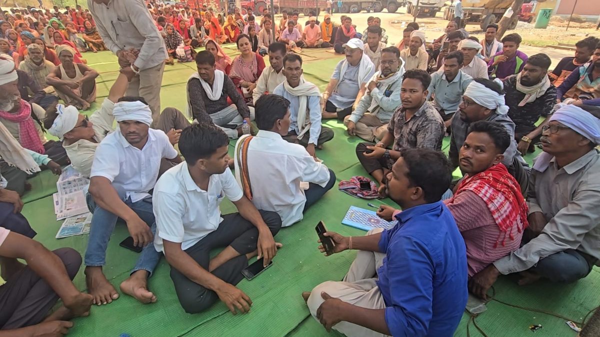 10 सूत्रीय मांगों को लेकर 68 गांवों के ग्रामीणों का अनिश्चितकालीन चक्काजाम, सड़क के दोनों ओर लगी वाहनों की लंबी कतारें