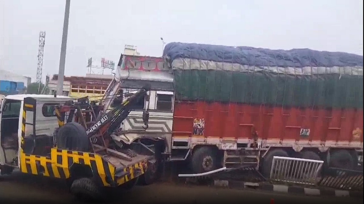 एलिवेटेड हाईवे पर बड़ा हादसा टला: नींद की झपकी आने से ग्रिल तोड़कर नीचे गिरा ट्रक, क्रेन से टकराया, लगा लंबा जाम