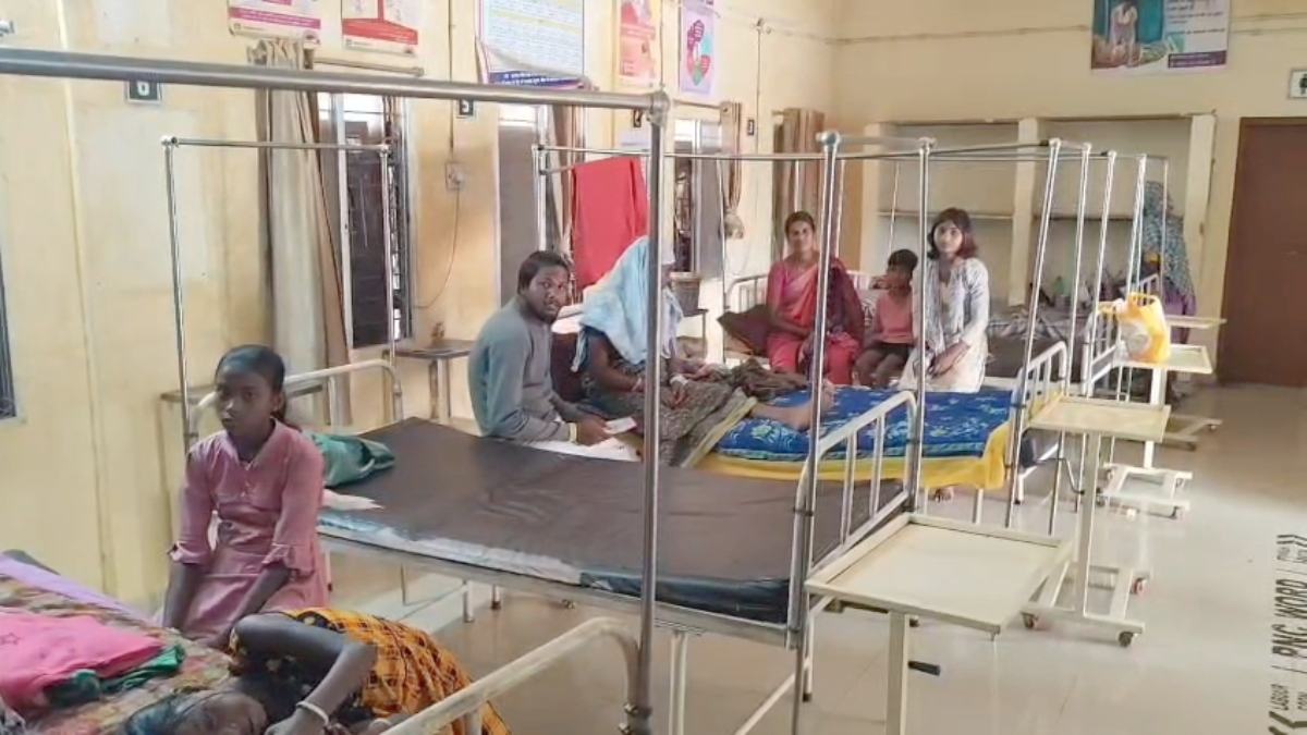 स्वास्थ्य व्यवस्था बदहाल : प्राथमिक स्वास्थ्य केंद्र में डॉक्टर नहीं, इलाज के लिए भटक रहे मरीज