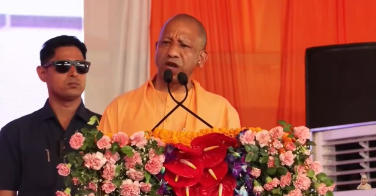 हाथरस पहुंचे सीएम योगी, सभा में कहा- आप कमल का बटन दबाते हैं बदले में आपको विकास, सुरक्षा मिलती है