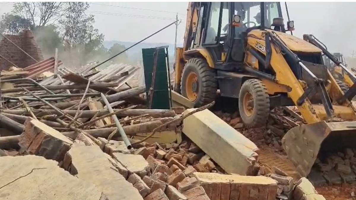 अतिक्रमण पर चला प्रशासन का बुलडोजर, वन भूमि पर बने 34 मकानों को किया ध्वस्त