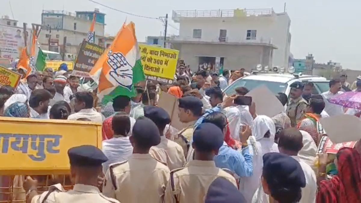 सुशास तिहार में हंगामा VIDEO : भाजपा-कांग्रेस कार्यकर्ताओं के बीच झड़प, कांग्रेसियों ने विधायक वापस जाओ के लगाए नारे, 500 रुपए में गैस सिलेंडर देने का उठाया मुद्दा