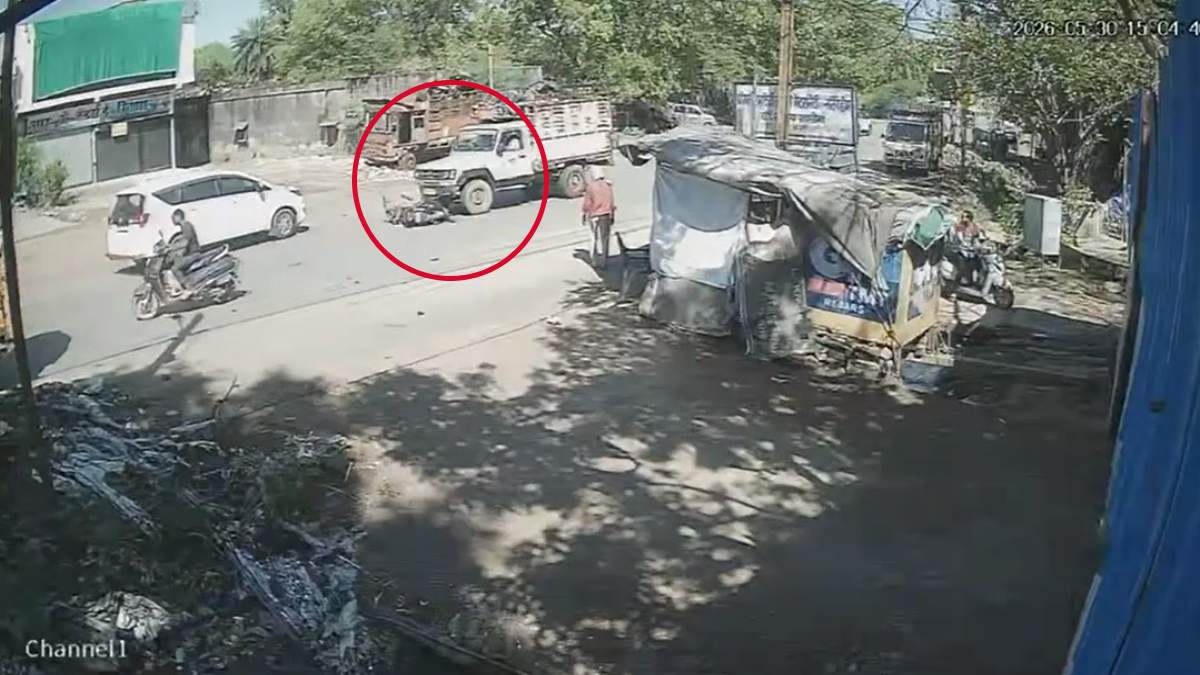 रफ्तार का कहरः मालवाहक की टक्कर से युवक की मौत, घटना सीसीटीवी में कैद, हादसे के बाद चालक फरार
