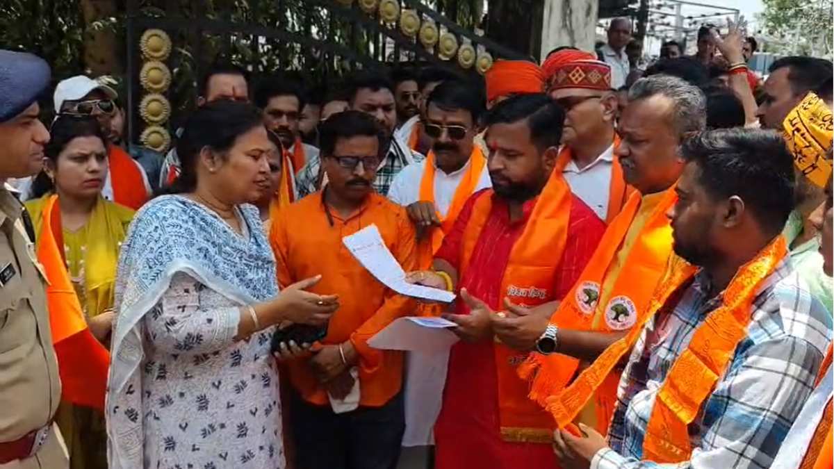 होटल में ‘लव जिहाद’ को लेकर वीएचपी का उग्र प्रदर्शनः संचालक पूर्व तहसीलदार पर NSA लगाने की मांग, वॉटर पार्क में मौत का मामला भी गरमाया
