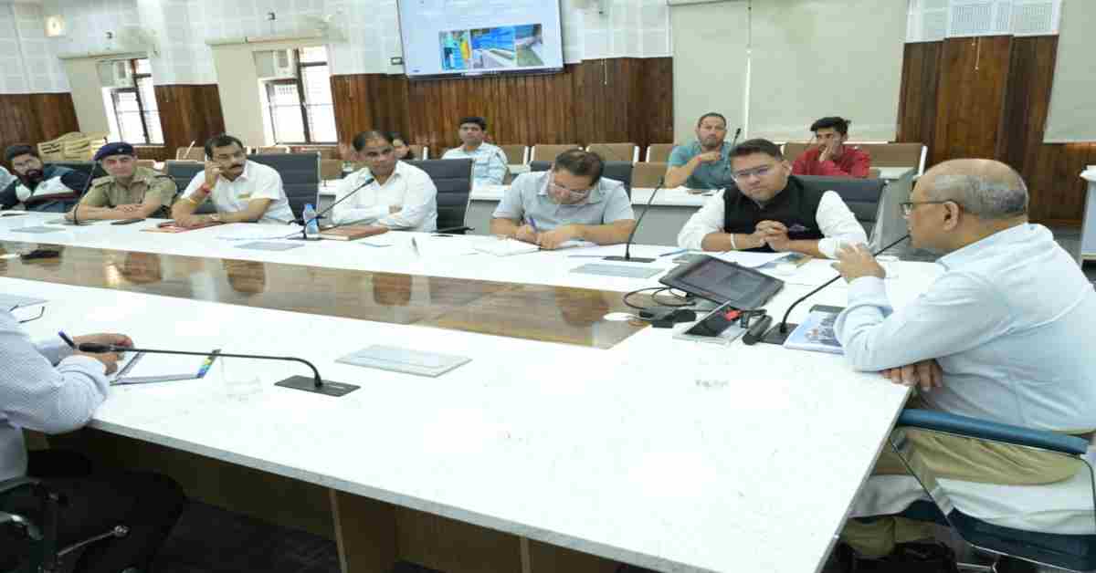 केदारनाथ धाम यात्रा: गढ़वाल आयुक्त ने लिया व्यवस्थाओं का जायजा, संभावित आपदाओं से निपटने के लिए अधिकारियों को दिए निर्देश