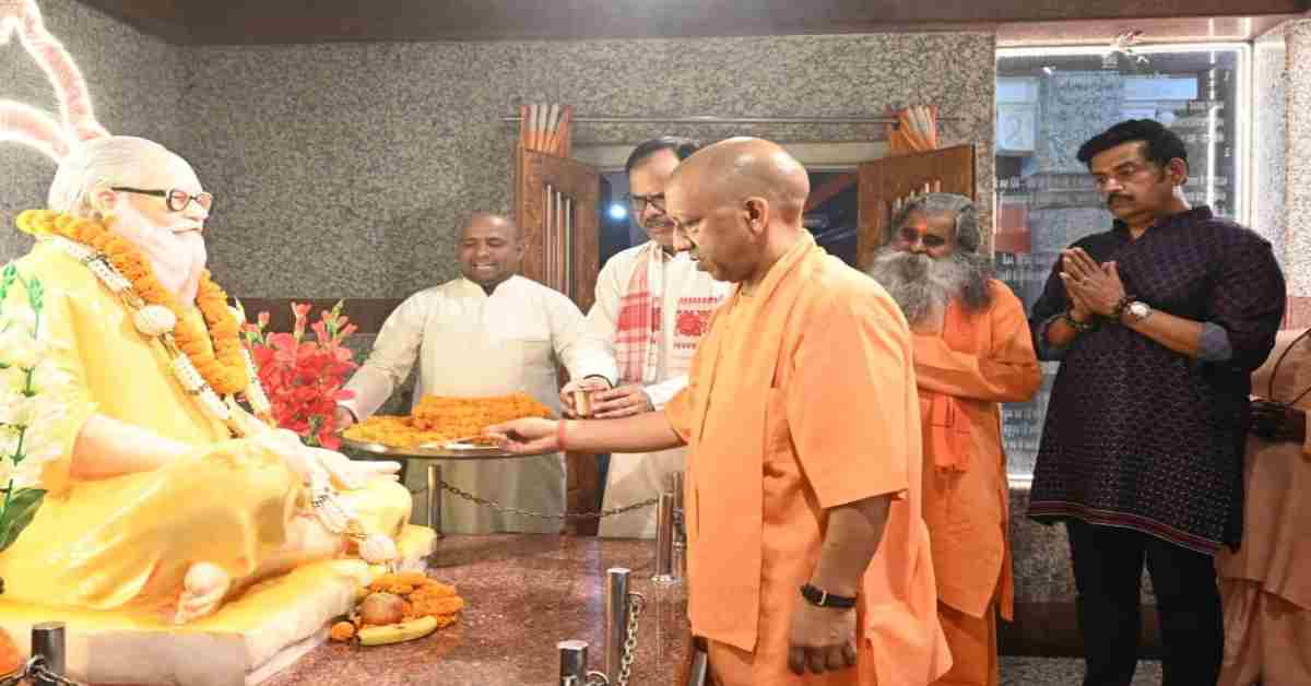 3 दिवसीय दौरे पर गोरखपुर पहुंचे CM योगी: महंत अवैद्यनाथ की समाधि पर की पूजा अर्चना, बाबा गोरखनाथ का लिया आशीर्वाद