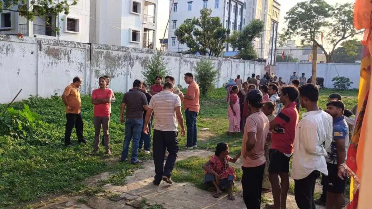 झारखंड में मंदिर के गेट पर घंटी की जगह मिली लटकती लाश, इलाके में फैली सनसनी, पुलिस आत्महत्या या हत्या में उलझी