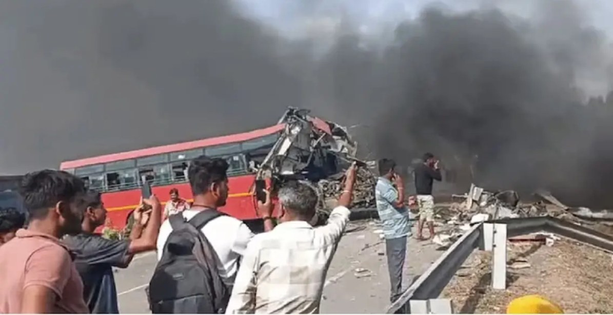 सूरत में 2 बसों की भीषण टक्कर के बाद लगी आग, 7 की हुई मौत, पीएम मोदी ने गहरा दुख व्यक्त किया