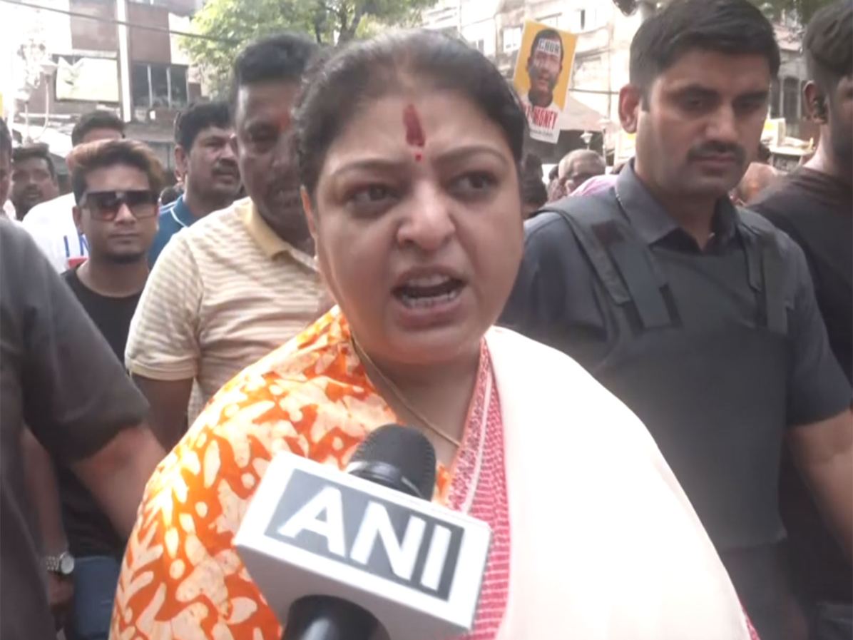 BJP MLA प्रियंका टिबरेवाल का TMC पूर्व विधायक के घर प्रदर्शन, टीमसी निष्कासित विधायक पर लगा जमीन हड़पने का आरोप