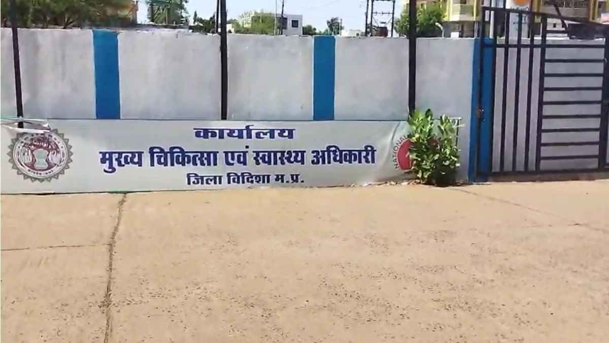 ‘मुन्ना भाई MBBS’ पार्ट-2! दस्तावेज जांचने के आदेश मिलते ही संजीवनी क्लीनिक के दो डॉक्टर गायब, मचा हड़कंप, CMHO ने एमडी ऑफिस को लिखी चिट्ठी