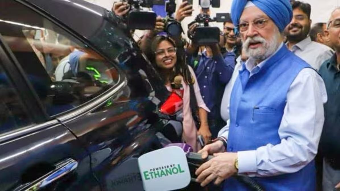 देश में लॉन्च हुआ फ्लेक्स फ्यूल, पेट्रोल के मुकाबले 20 रुपये प्रति लीटर सस्ता
