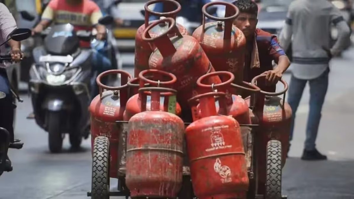 घरेलू LPG के दाम बढ़ने पर आया सरकार का बयान, कहा- प्रति सिलेंडर 703 रुपये का हो रहा है नुकसान