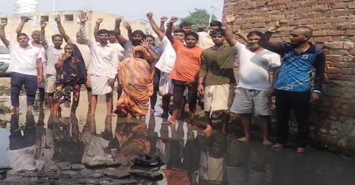 सिस्टम को नहीं दिख रही ये अव्यवस्था? जल निकासी समस्या पर फूटा ग्रामीणों का गुस्सा, प्रशासन से लगाई गुहार