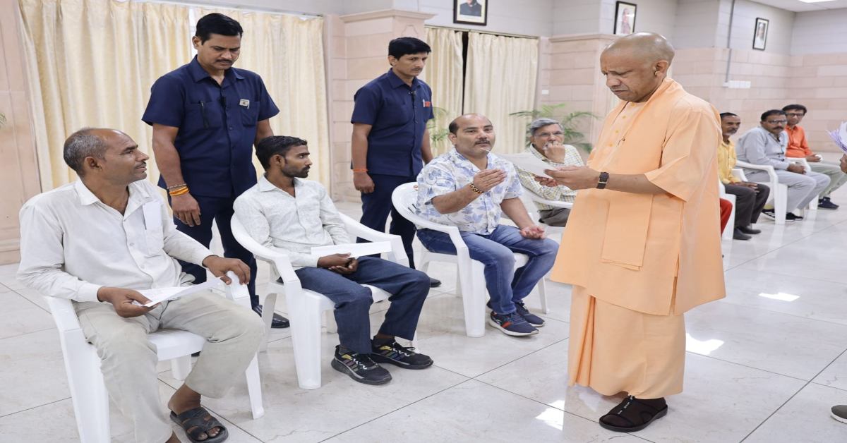 CM Yogi Janta Darshan : लखनऊ में सीएम योगी ने लगाया ‘जनता दरबार’, लोगों की सुनी समस्याएं